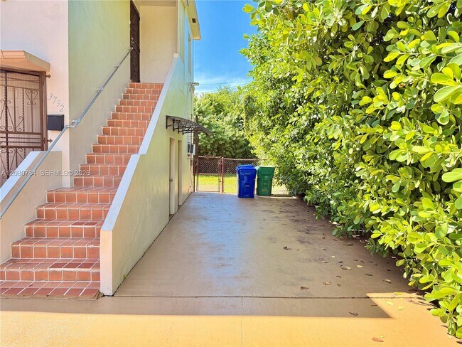 Building Photo - 3790 SW 27th St