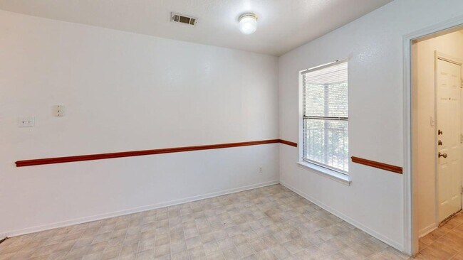 Building Photo - 204 W Truman Ave