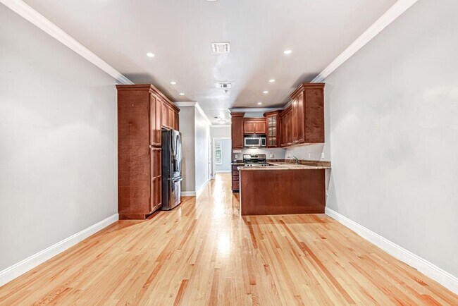 Building Photo - 805 Willow Ave