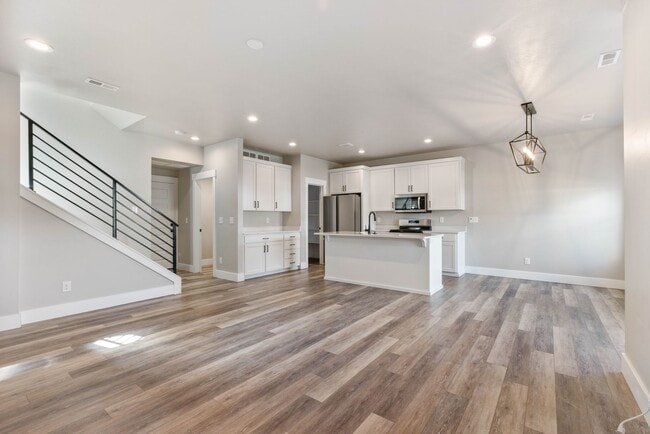 Building Photo - Awesome end unit 3 Bed 2.5 Bath townhome i...