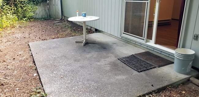 Building Photo - Move in ready - 2 bedroom 1 bath - No pets