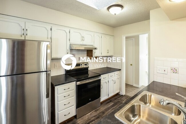 Building Photo - 4 Bedroom Pet-Friendly Home in KANSAS CITY, MO with Main Street Renewal
