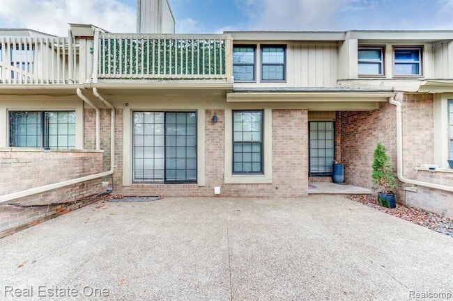 Building Photo - 1631 S Hill Blvd