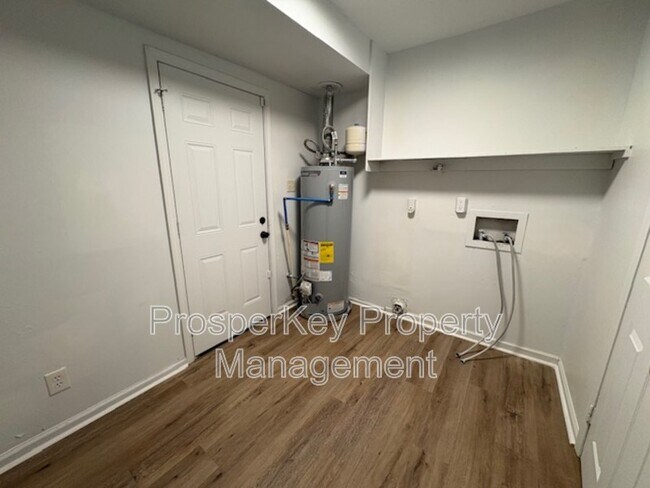 Building Photo - 740 Ledyard Pl