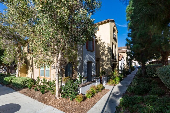 Building Photo - Beautiful Townhome in the heart of East Lake!
