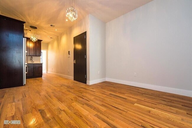 Building Photo - 1328 Halsey St