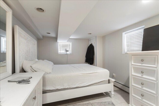 Building Photo - 252 Grace Ave