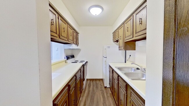 Building Photo - Lower Studio Apartment Available