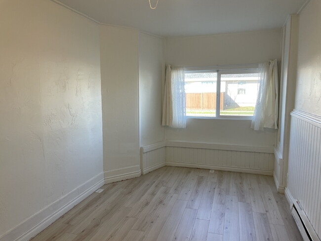Building Photo - 3 bed 1 bath ground level apartment with n...