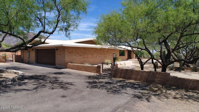 Building Photo - 5965 N Sabino Shadow Ln