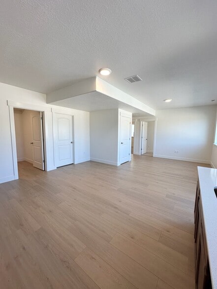 Building Photo - 682 N Bennedict Dr