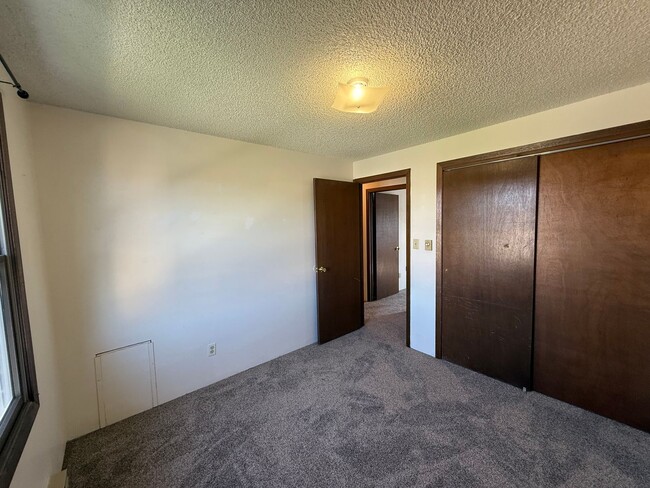 Building Photo - Two bedroom, one and half bathroom, modernly updated townhome!