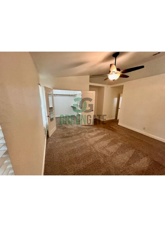 Building Photo - 3 BEDROOM 2 BATH HOME MOVE IN READY IN ESC...