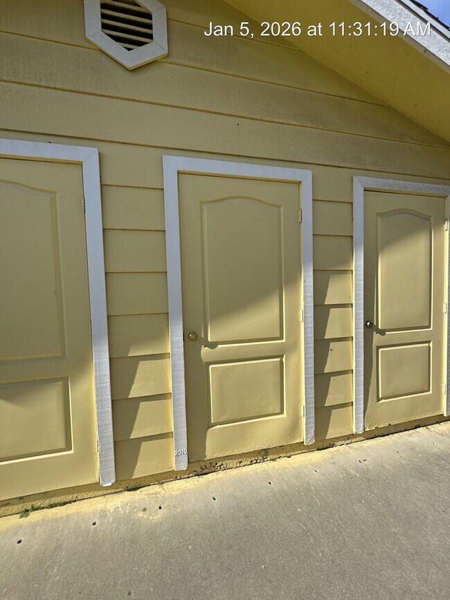 Building Photo - 2710