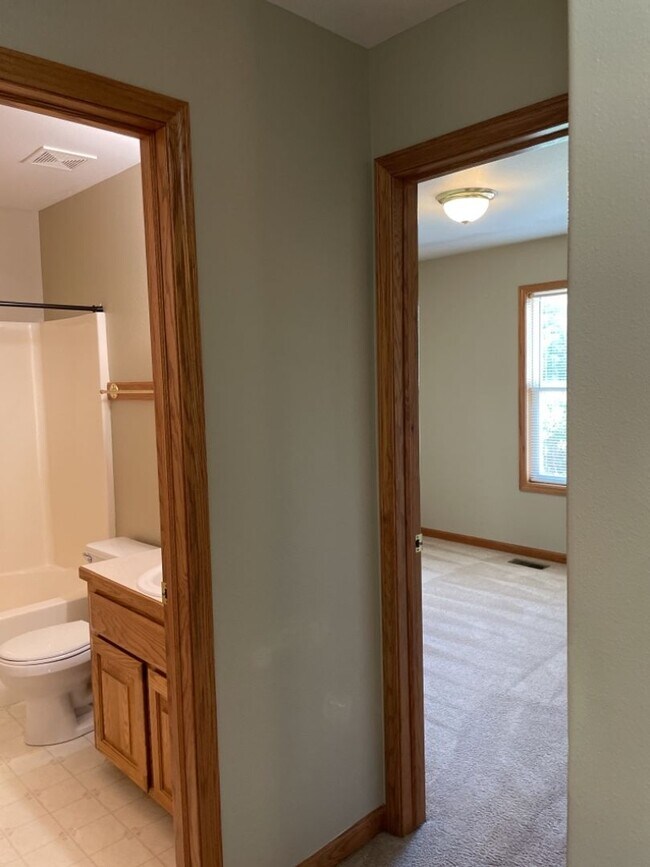 Building Photo - 4 Bed 2.5 Bath Home in Windsor