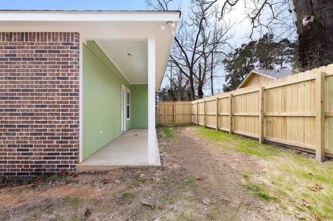 Building Photo - 524 Burk St