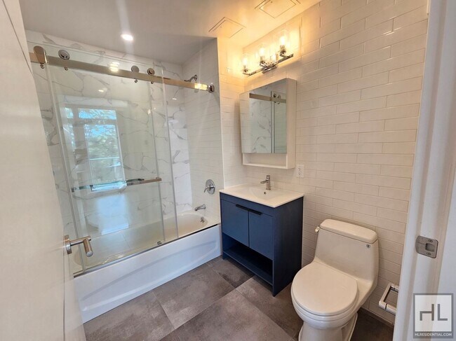 Building Photo - Spacious Studio with Balcony in Modern Bui...