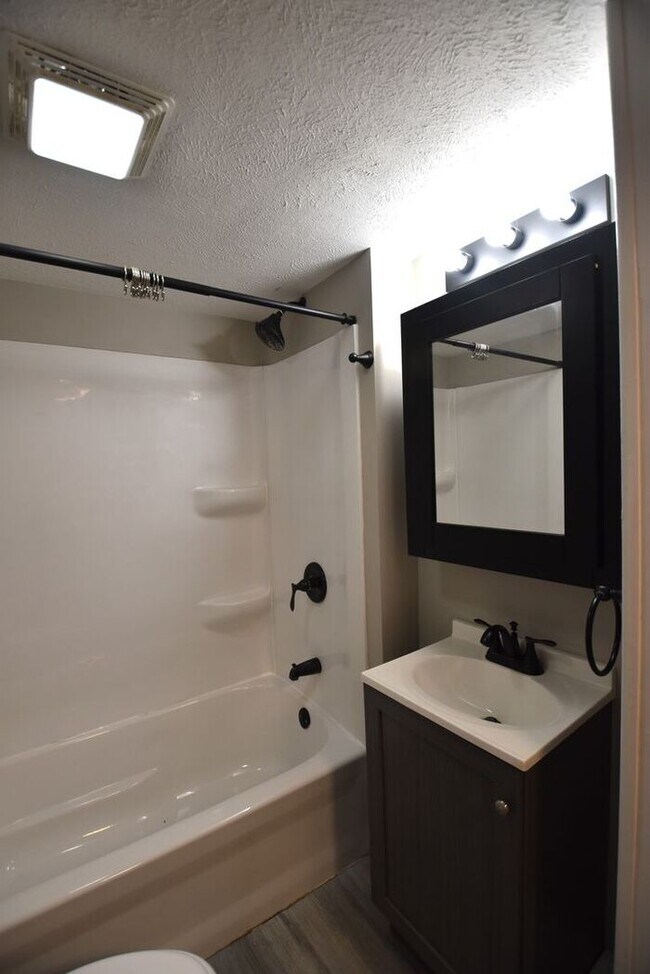 Building Photo - Mishawaka Near Parks and the Riverwalk 2 bedroom