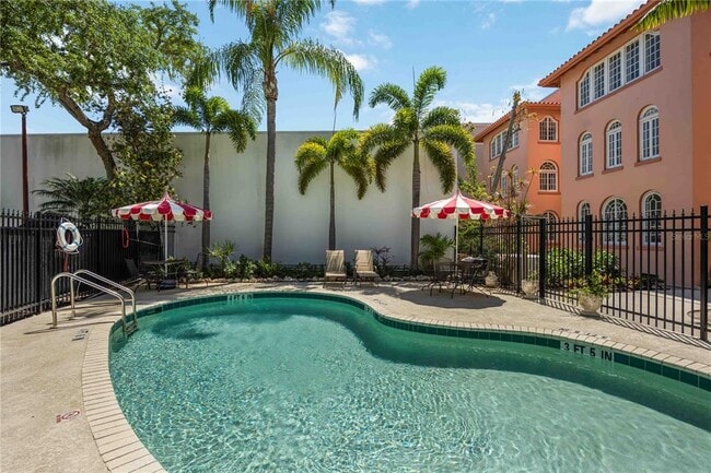 Building Photo - 1221 N Palm Ave