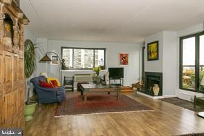 Building Photo - Bi-Level Penthouse with 3 Balconies & Delaware River Views | 3 Bed, 3 Bath | Society Hill