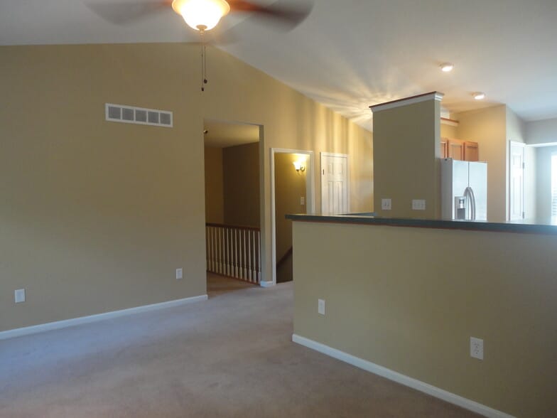 Building Photo - 3358 Village Dr