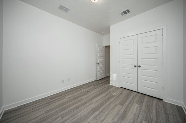 Building Photo - 1606 W 5th St