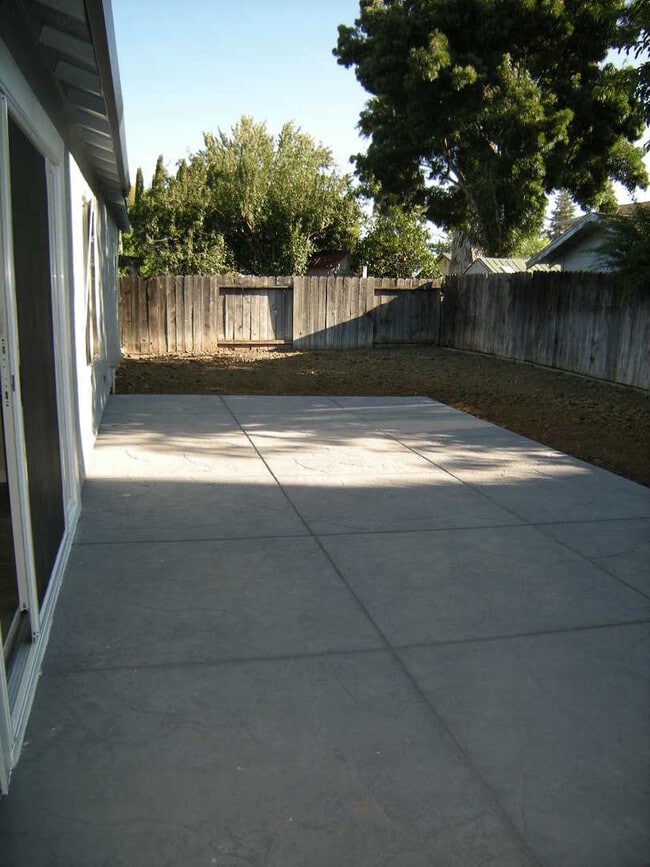 Building Photo - Walking distance to Cambridge Elementary S...
