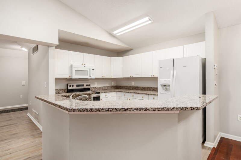 Building Photo - 757 Spring Valley Dr