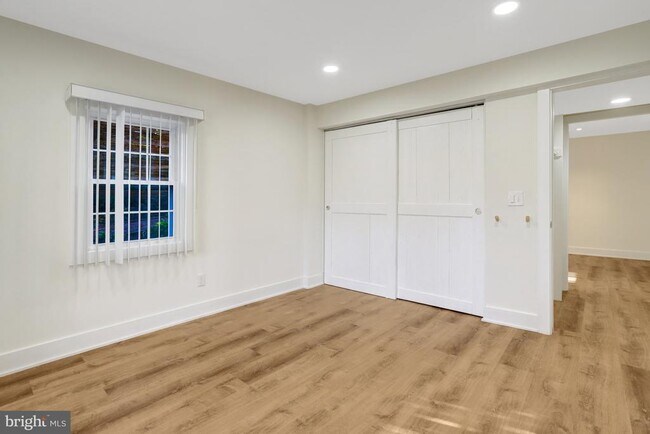 Building Photo - 6120 Beachway Dr