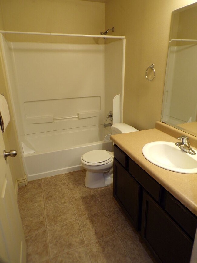 Building Photo - Great 3 Bed 2 Bath Sandy Condo!!