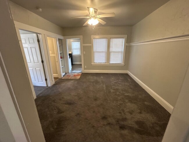 Building Photo - 2 bd Apt Cash Pay/Section 8