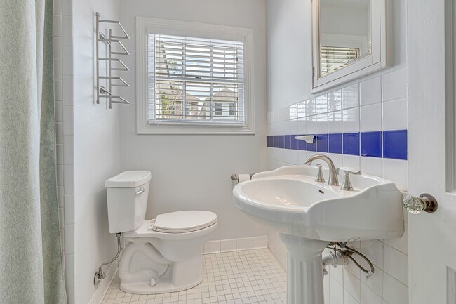 Building Photo - 1004 Lawrence St