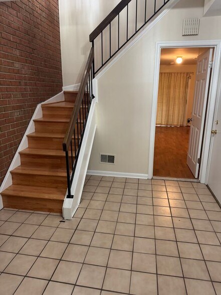 Building Photo - 725 Twin Holly Ln