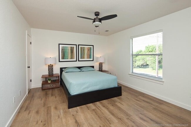 Building Photo - 1601 E 10th St