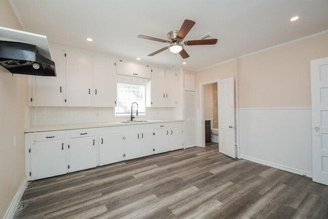 Building Photo - 3625 Sauer St
