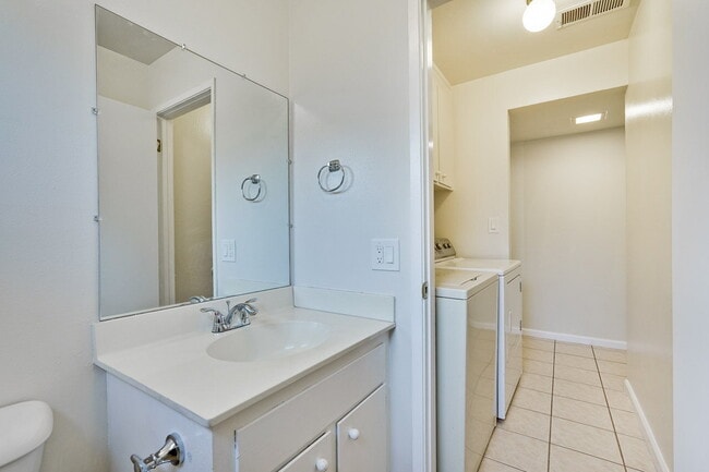 Building Photo - Conveniently located 2BR/1.5BA townhome style duplex unit in Sunnyvale