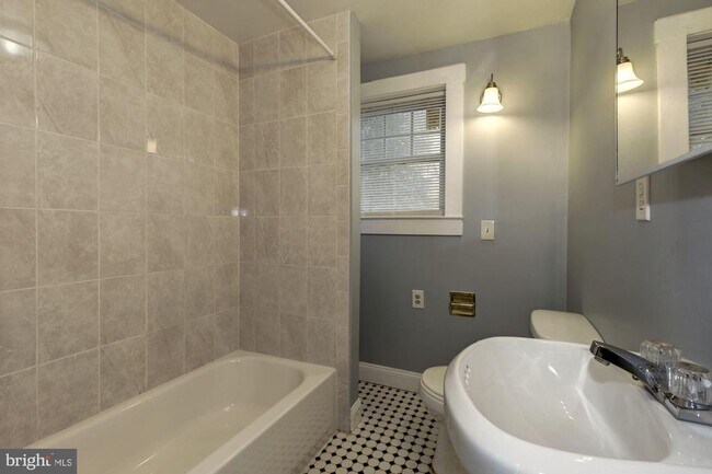Building Photo - 811 Thayer Ave