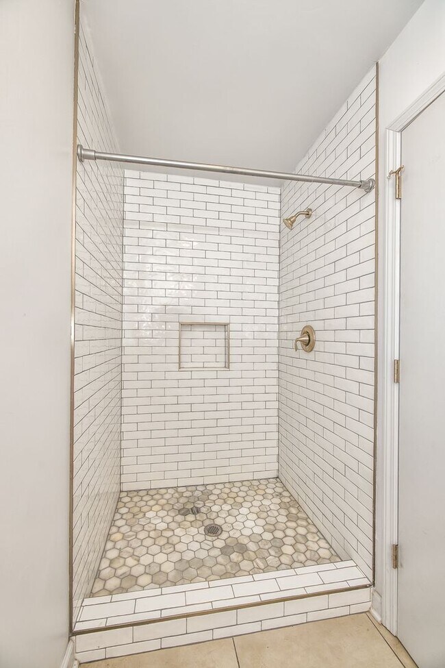 Building Photo - 9 Castlewood Dr