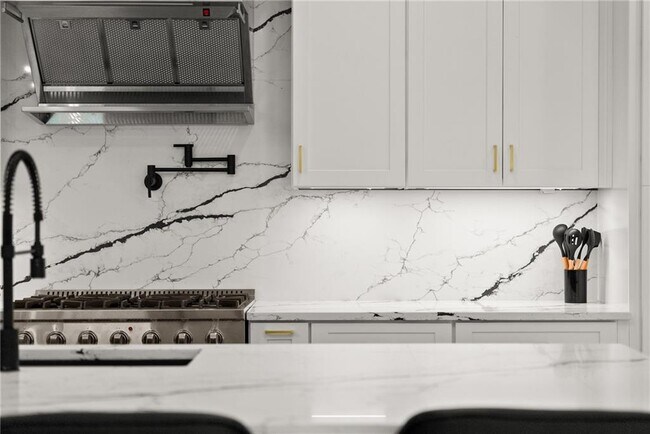 Building Photo - 151 S Pointe Dr