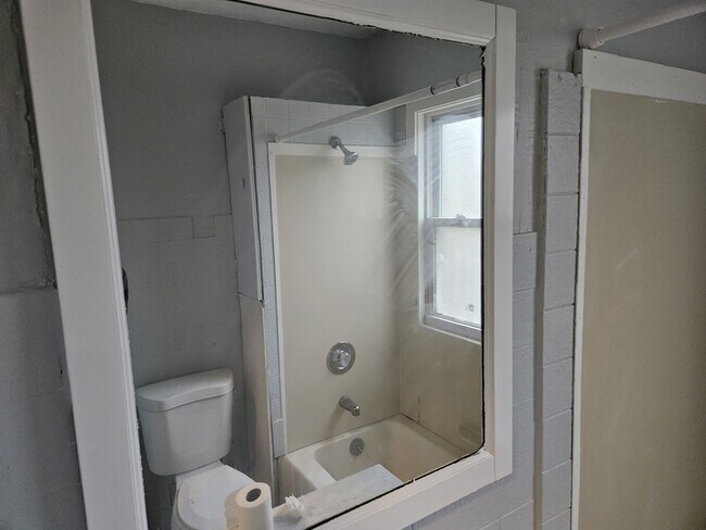 Building Photo - 1852 E 32nd St