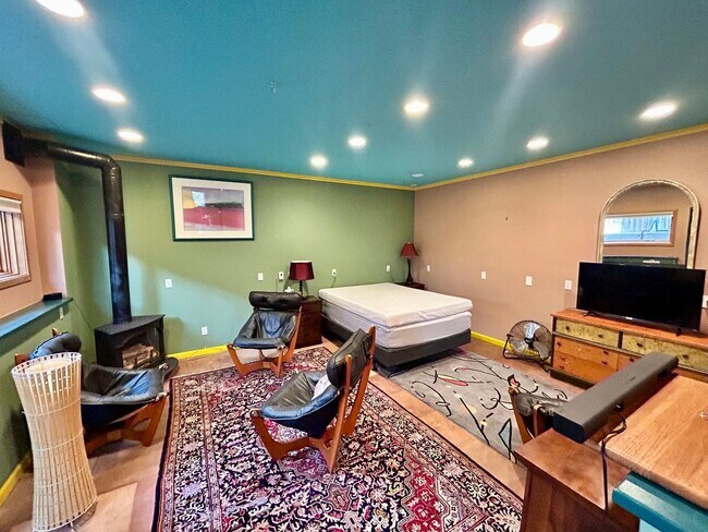 Building Photo - Furnished 2 Bedroom Garden Level ADU in Upper Table Mesa Near Bear Creek Park