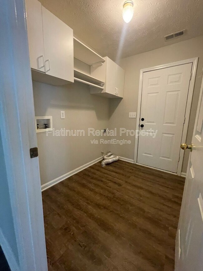 Building Photo - 475 Ellesmere Way