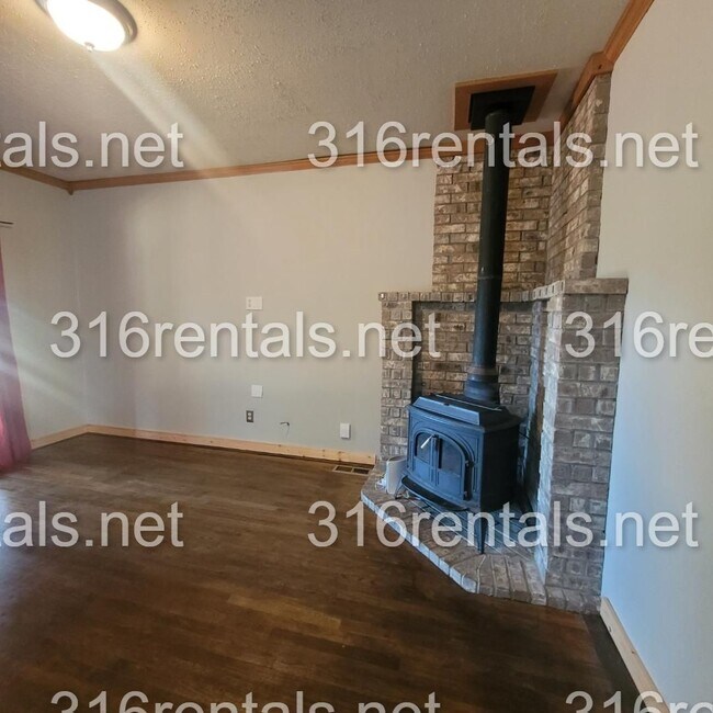 Building Photo - $1175 - 3 bed 2 bath - Single Family Home