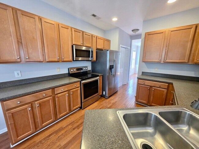 Building Photo - Elevated Four Bedroom in Rivertowne Countr...