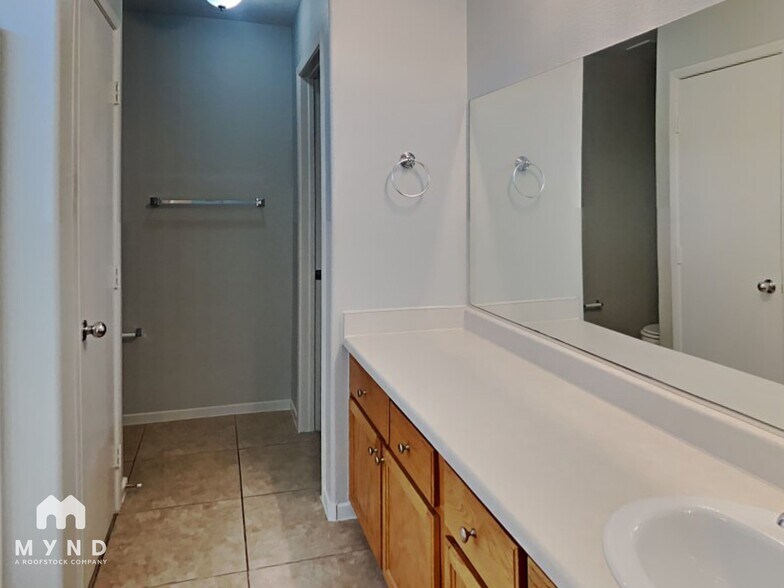 Building Photo - 1021 Cliffbrook Hedge Ave