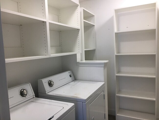 Building Photo - 116 W Middlebury Ln SW