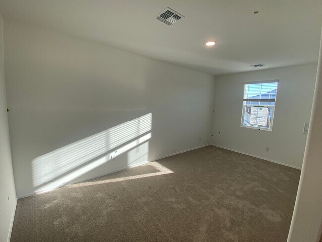 Building Photo - Beautiful Newer Build 3 Bed/2 Bath with Den in Rancho Cabrillo