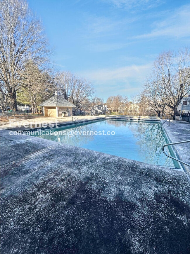 Building Photo - 2 Bed/2.5 Bath Condo with Off-Street Parking / Available Now!