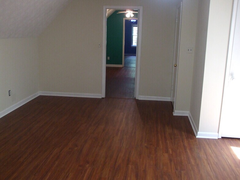 Building Photo - 2020 Oak Village Ln