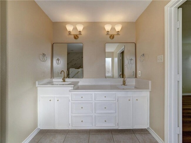 Building Photo - 3 bedroom 3 bath house